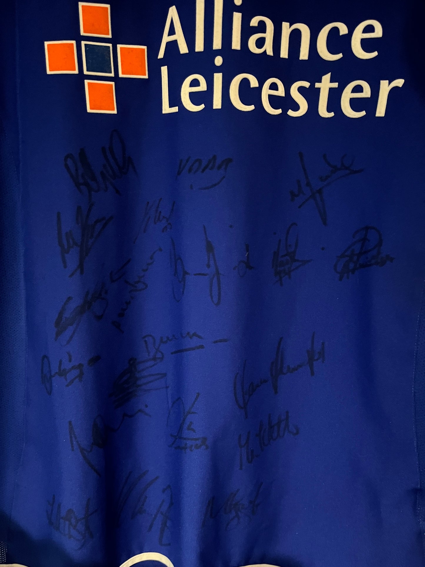 Leicester - 2003/05 - L
*Árituð af öllu liðinu meðal annars Jóhannesi Karli Guðjónsson*
